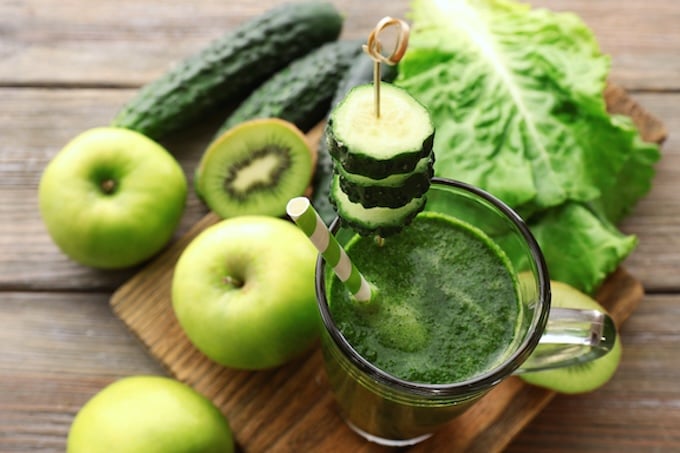Spinach, lettuce, apple, cucumber, and kiwifruit juice
