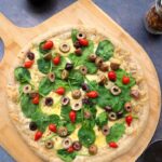 Spinach and olives pizza