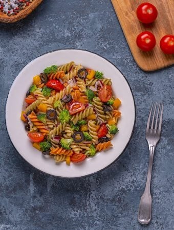 Pasta salad with broccoli & cherry tomatoes