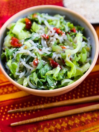 Shirataki noodles with lettuce and sweet chili sauce