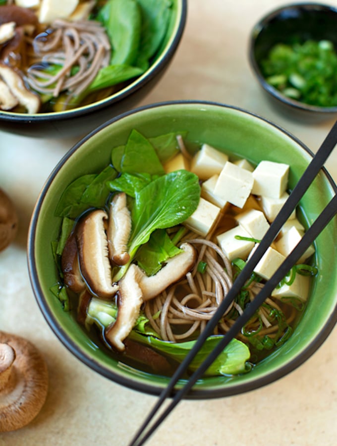 https://theveganatlas.com/wp-content/uploads/2020/12/Soba-Noodle-Soup-w-Tofu-Greens2.jpg