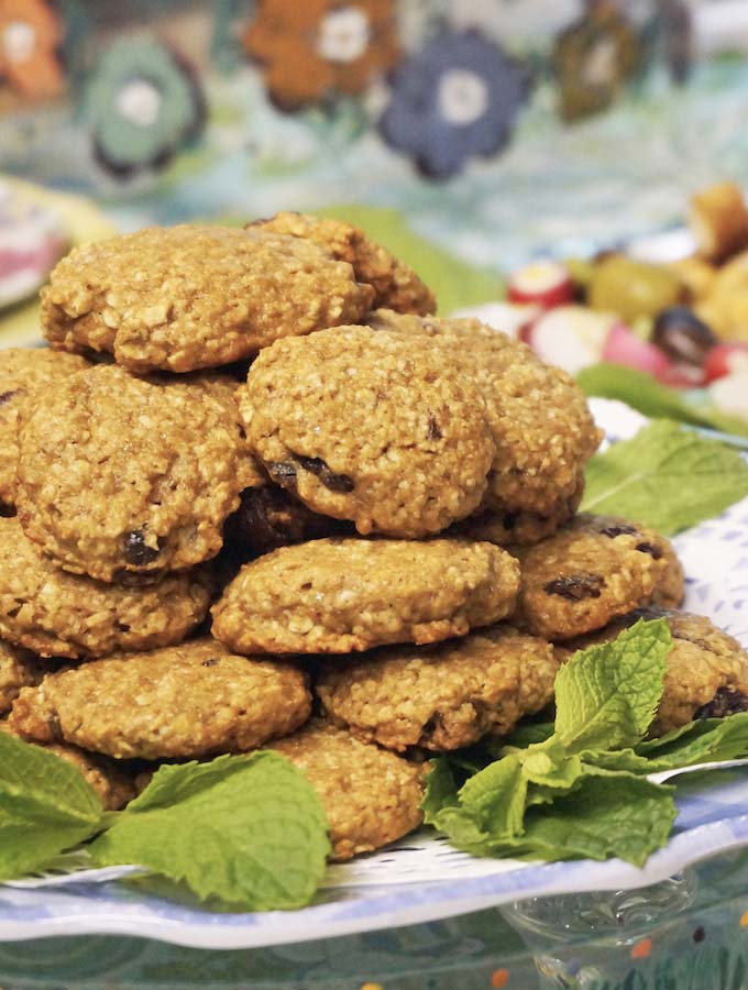 Vegan Oatmeal-Raisin Cookies