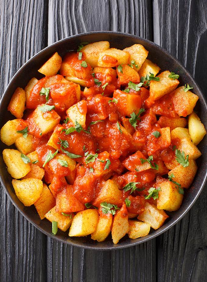 Patatas Bravas (ohnivé brambory, klasická španělská tapa) - Veganted